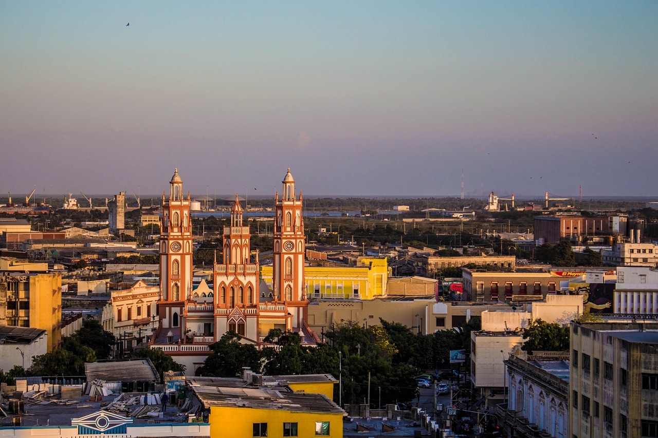 Vista panorámica de Barranquilla con edificios históricos y modernos